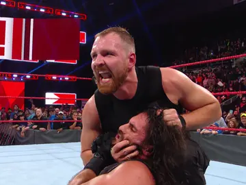 Ambrose traiciona a Rollins tras conseguir los Raw Tag Team Champion Ambrose traiciona a Rollins tras conseguir los Raw Tag Team Champion