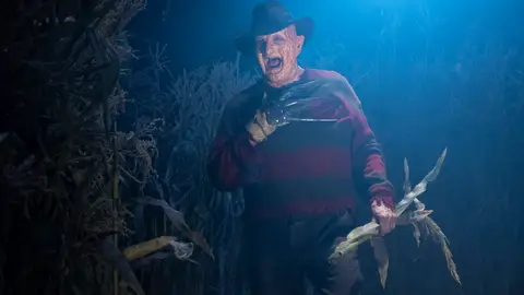 Freddy Krueger se mete en la pesadilla de Beverly en la noche de Halloween Freddy Krueger se mete en la pesadilla de Beverly en la noche de Halloween