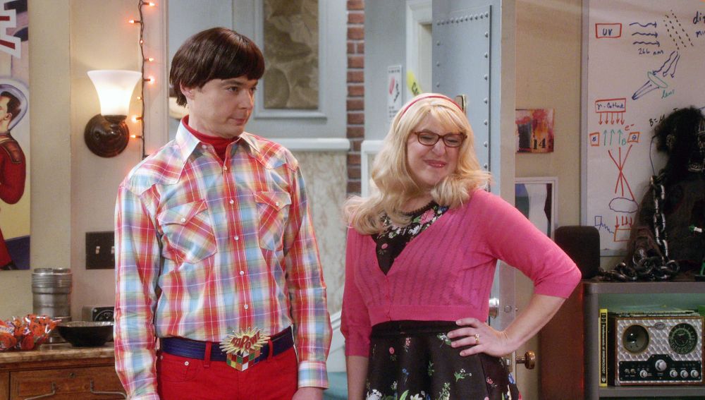 Sheldon y Amy se la devuelven a Howard y Bernadette con sus disfraces