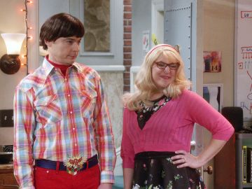 Sheldon y Amy se la devuelven a Howard y Bernadette con sus disfraces