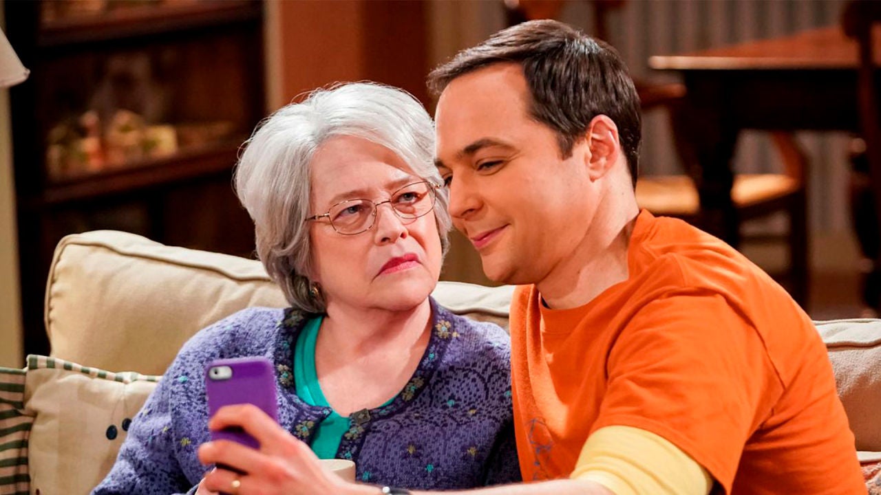 Sheldon descubre que Amy ha estado mintiendo a su madre