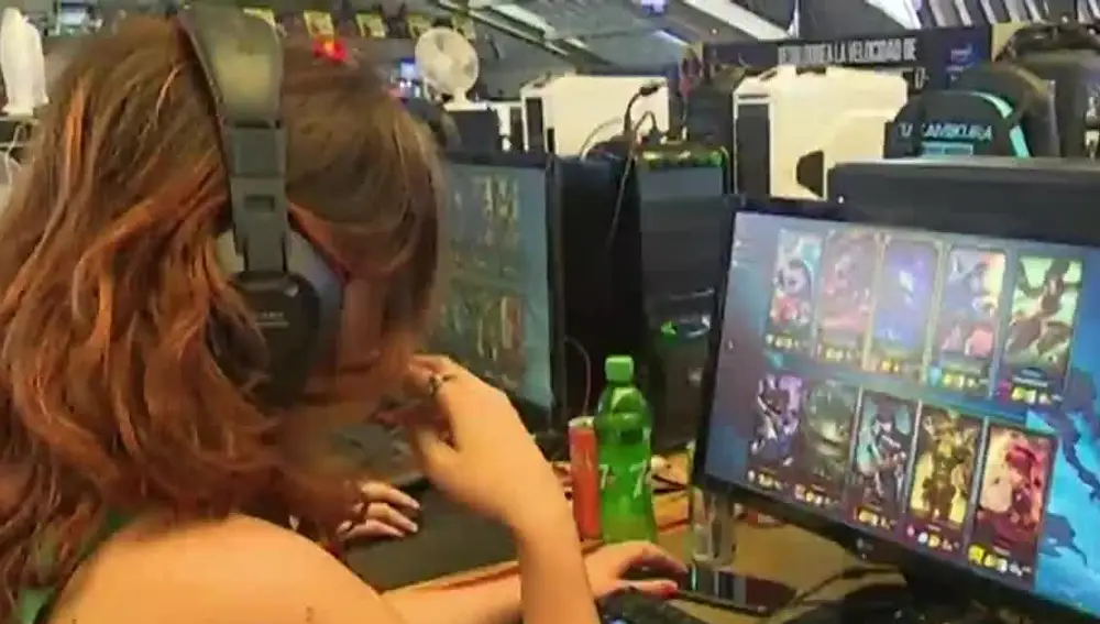 Chica jugando a videojuegos
