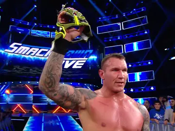 Randy Orton arranca la máscara de Rey Mysterio Randy Orton arranca la máscara de Rey Mysterio