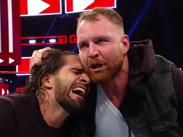Ambrose y Rollins se ven las caras en el ring rojo Ambrose y Rollins se ven las caras en el ring rojo