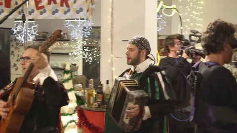 Los Javis escuchan la llamada de la tuna del siglo XX en 'Feliz Año Neox' Los Javis escuchan la llamada de la tuna del siglo XX en 'Feliz Año Neox'