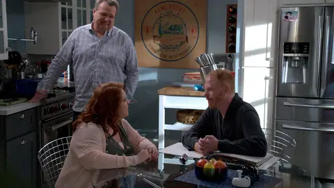 Pam sale de prisión y visita a Mitchell en 'Modern Family' Pam sale de prisión y visita a Mitchell en 'Modern Family'