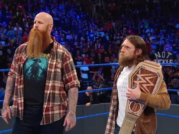 Daniel Bryan presenta al WWE Universe el nuevo cinturón de campeón Daniel Bryan presenta al WWE Universe el nuevo cinturón de campeón