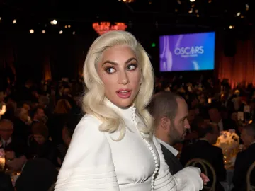 Lady Gaga en la comida de los nominados a los Oscar Lady Gaga en la comida de los nominados a los Oscar