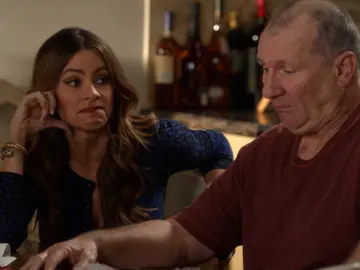 Modern Family - Temporada 3 - Capítulo 8: Después del incendio Modern Family - Temporada 3 - Capítulo 8: Después del incendio