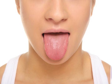 Mujer se saca la lengua