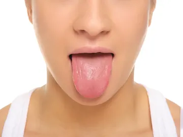Mujer se saca la lengua Mujer se saca la lengua