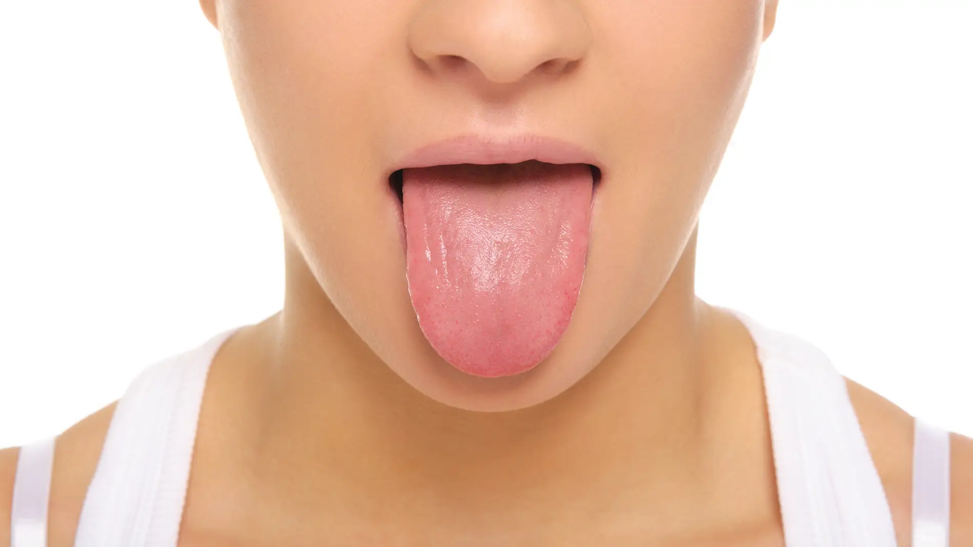 Mujer se saca la lengua