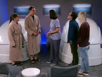 Amy y Sheldon se meten en un tanque de privación sensorial Amy y Sheldon se meten en un tanque de privación sensorial