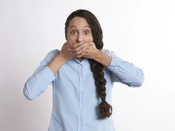 Mujer sorprendida Mujer sorprendida