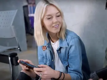 Jugadora con Switch en el tráiler promocional Jugadora con Switch en el tráiler promocional