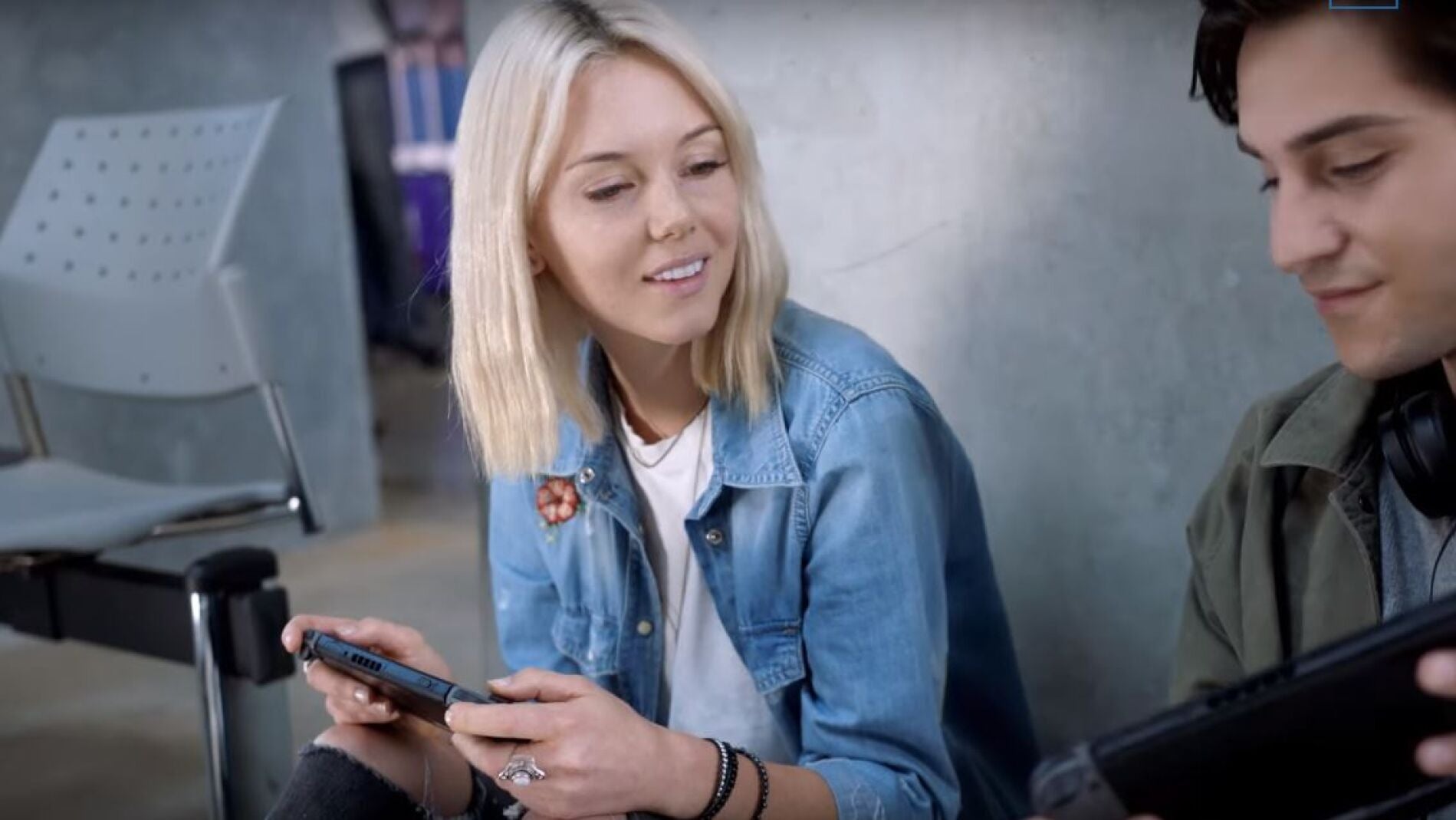 Jugadora con Switch en el tráiler promocional