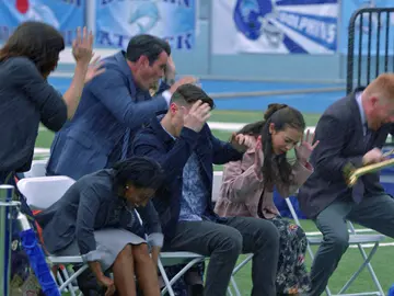 El desastroso final de la ceremonia de graduación en 'Modern family'  El desastroso final de la ceremonia de graduación en 'Modern family'