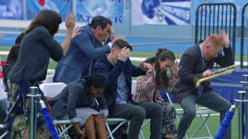El desastroso final de la ceremonia de graduación en 'Modern family' El desastroso final de la ceremonia de graduación en 'Modern family'