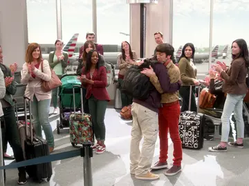 La declaración de amor de Howard a Raj en el aeropuerto La declaración de amor de Howard a Raj en el aeropuerto