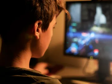 Niño jugando a videojuegos Niño jugando a videojuegos