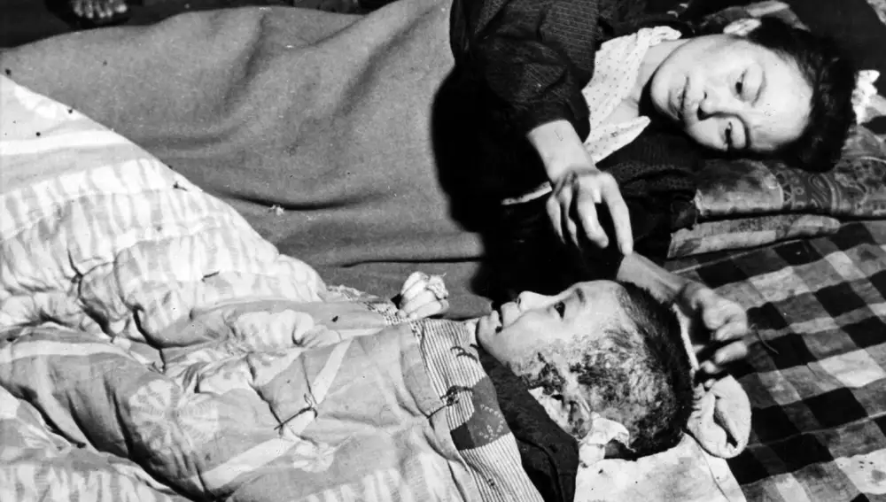 Una mujer y su hijo tras la explosión de la bomba atómica