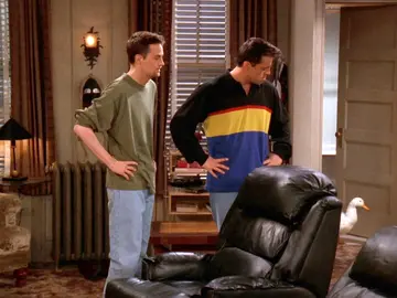 Joey y Chandler adoptan un pato y una pollita Joey y Chandler adoptan un pato y una pollita