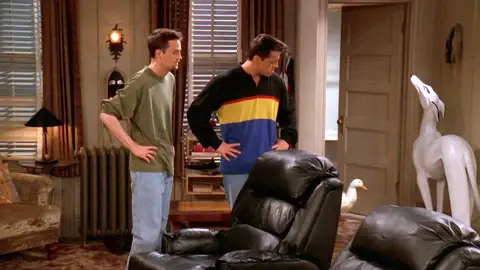 Joey y Chandler adoptan un pato y una pollita momento destacado