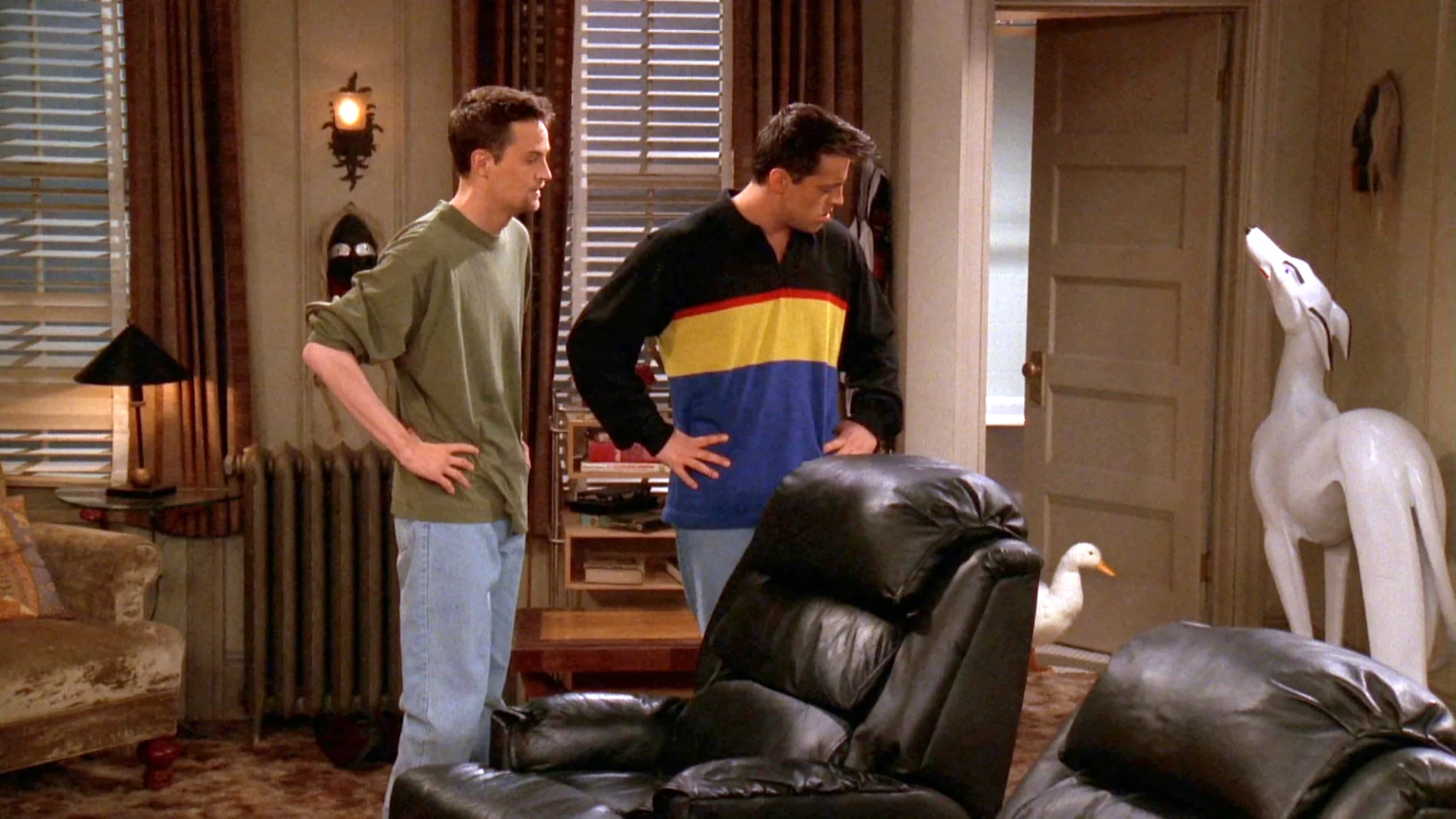 Joey y Chandler adoptan un pato y una pollita