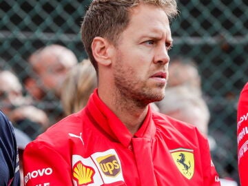Sebastian Vettel con un bracelete negro en memoria de Hubert 