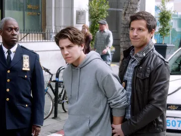 Jake Peralta en acción Jake Peralta en acción