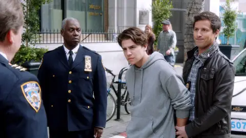 Jake Peralta en acción Brooklyn Nine Nine