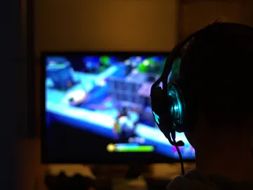 Niño juega al Fortnite Niño juega al Fortnite