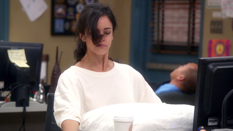 Todos los policías duermen en la comisaría por culpa de Peralta