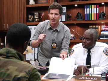 Peralta consigue resolver en el último minuto su caso más difícil Peralta consigue resolver en el último minuto su caso más difícil