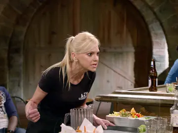 Christy se enfrenta a un cliente maleducado del bar Christy se enfrenta a un cliente maleducado del bar