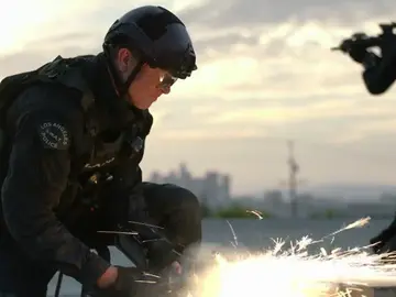 Los S.W.A.T. consiguen entrar en una cárcel secuestrada por los presos Los S.W.A.T. consiguen entrar en una cárcel secuestrada por los presos