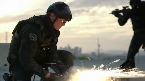 Los S.W.A.T. consiguen entrar en una cárcel secuestrada por los presos Los S.W.A.T. consiguen entrar en una cárcel secuestrada por los presos
