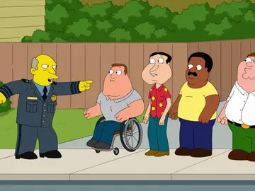El superintendente Chalmers de 'Los Simpson' se cuela en 'Padre de Familia' El superintendente Chalmers de 'Los Simpson' se cuela en 'Padre de Familia'