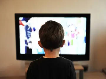 Niño mirando la TV Niño mirando la TV