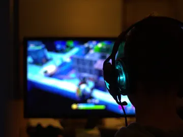 Niño jugando a videojuegos Niño jugando a videojuegos