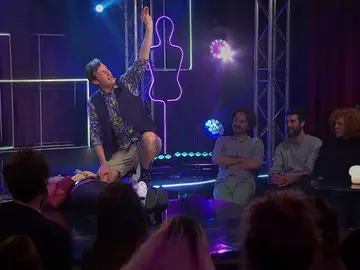 Edu Soto practica la hipnosis a una mujer del público de 'los Notas' Edu Soto practica la hipnosis a una mujer del público de 'los Notas'