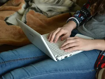 Persona usando el ordenador Persona usando el ordenador