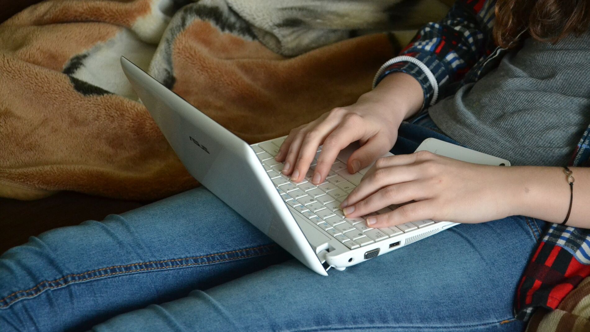 Persona usando el ordenador