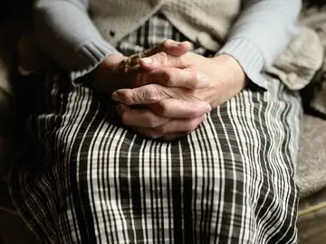 Manos de una anciana Manos de una anciana