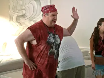 Cam ayuda a Gloria a vengarse de su enemiga Cam ayuda a Gloria a vengarse de su enemiga