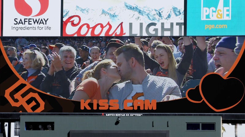 DJ se besa con Matt y con Steve