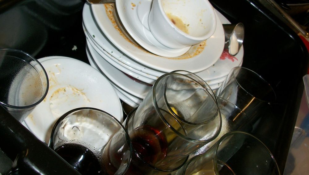 ¿Apilas los platos al comer en restaurantes? El motivo por el que no deberías hacerlo en Japón