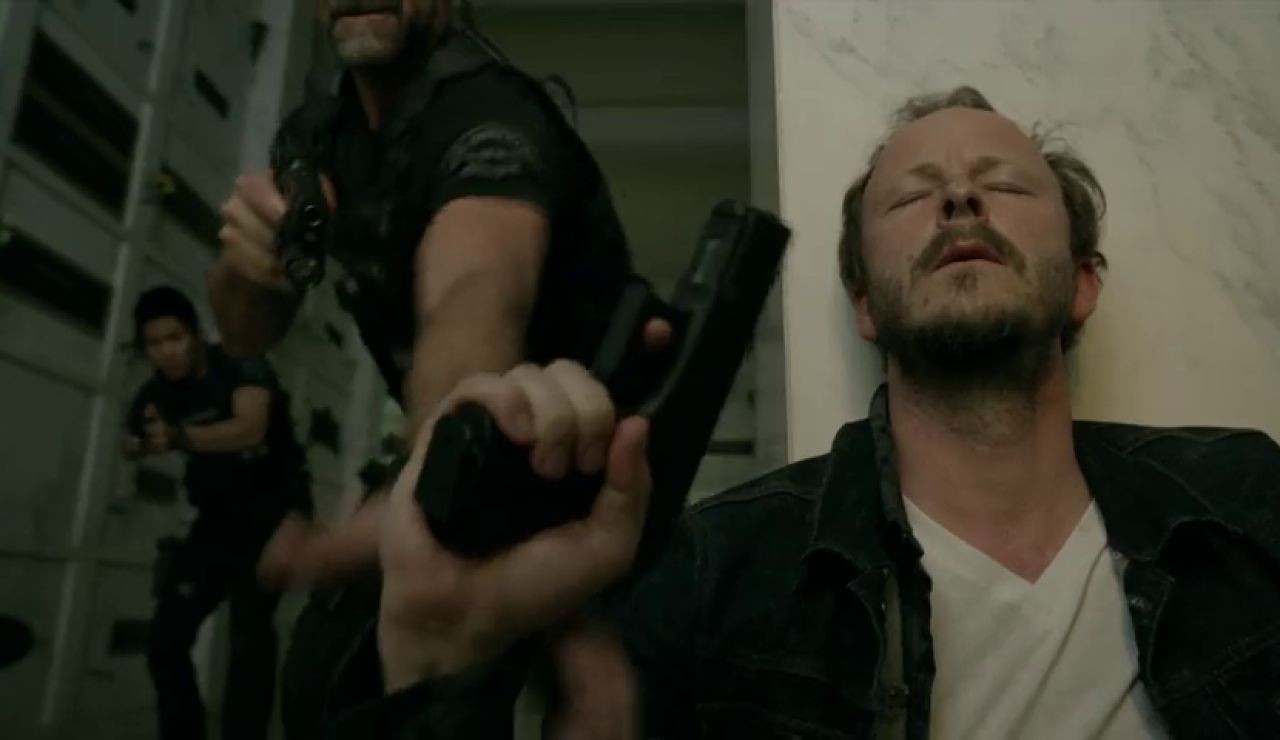 Los S.W.A.T. tratan de detener a un francotirador que planea suicidarse