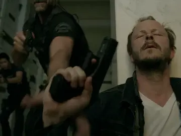 Los S.W.A.T. tratan de detener a un francotirador que planea suicidarse Los S.W.A.T. tratan de detener a un francotirador que planea suicidarse