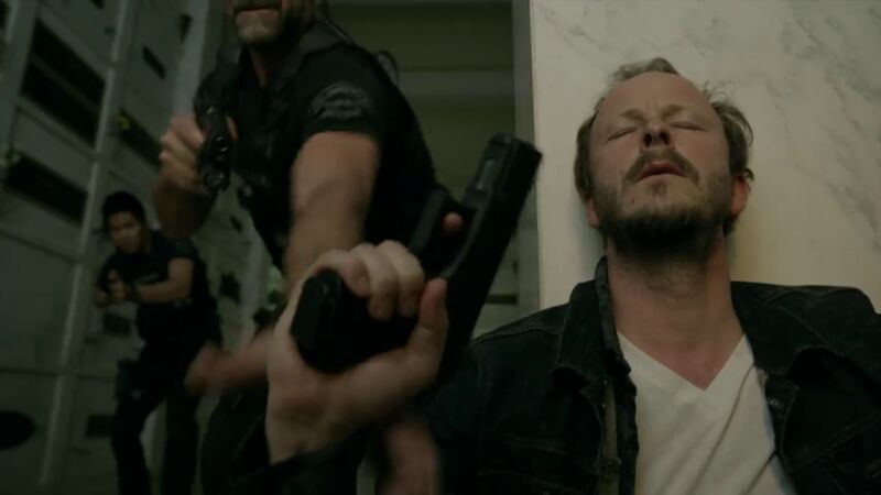 Los S.W.A.T. tratan de detener a un francotirador que planea suicidarse